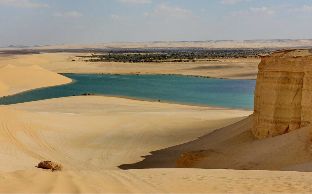 Les lacs et les dunes de Wadi El Rayan dans l’oasis du Fayoum