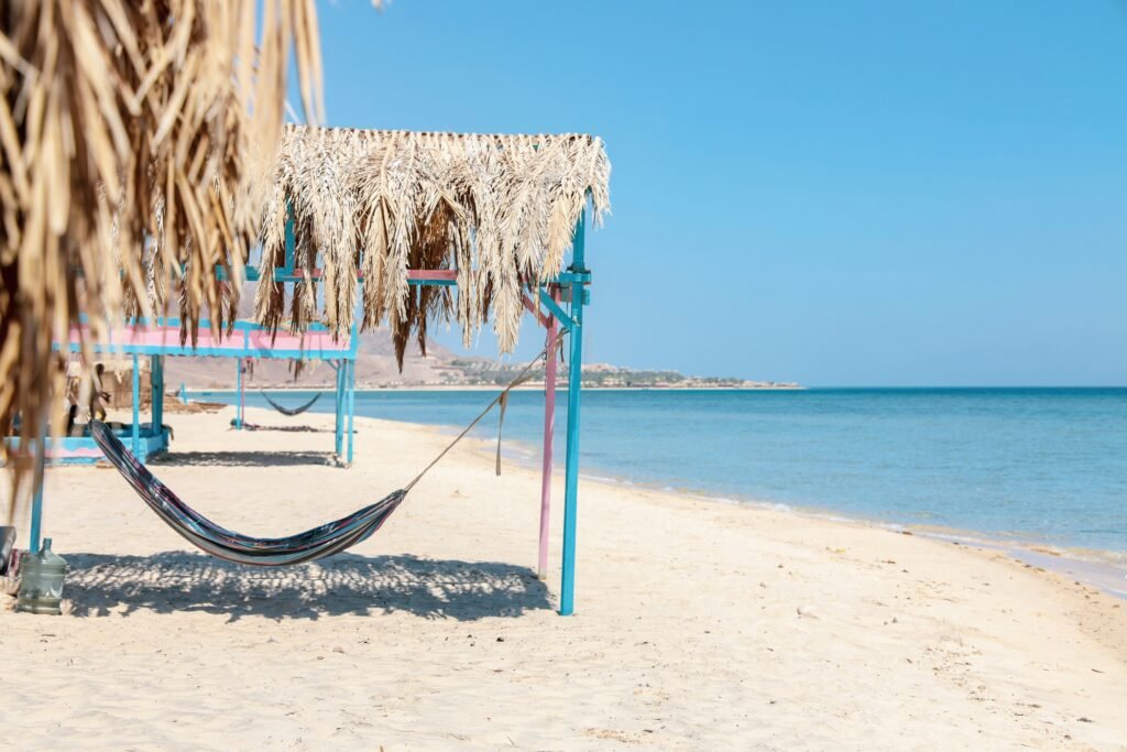 Plage de sable blanc au bord de la mer Rouge