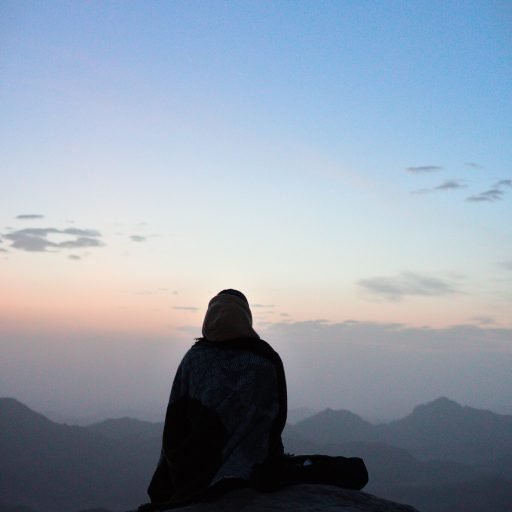Contemplation sur les montagnes du Sinaï