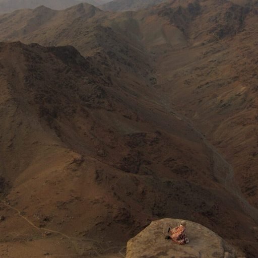 Spiritualité au sommet du mont Moïse au lever du soleil