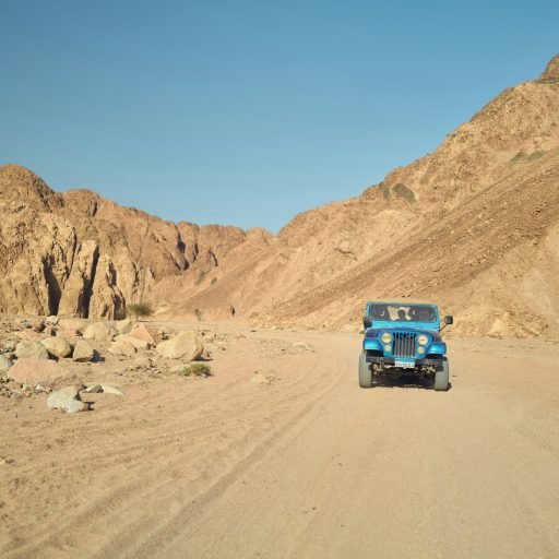 Jeep dans le paysage du Sinaï